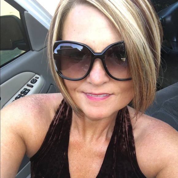 Meet your Posher, Brandy - Picture 2 of 3